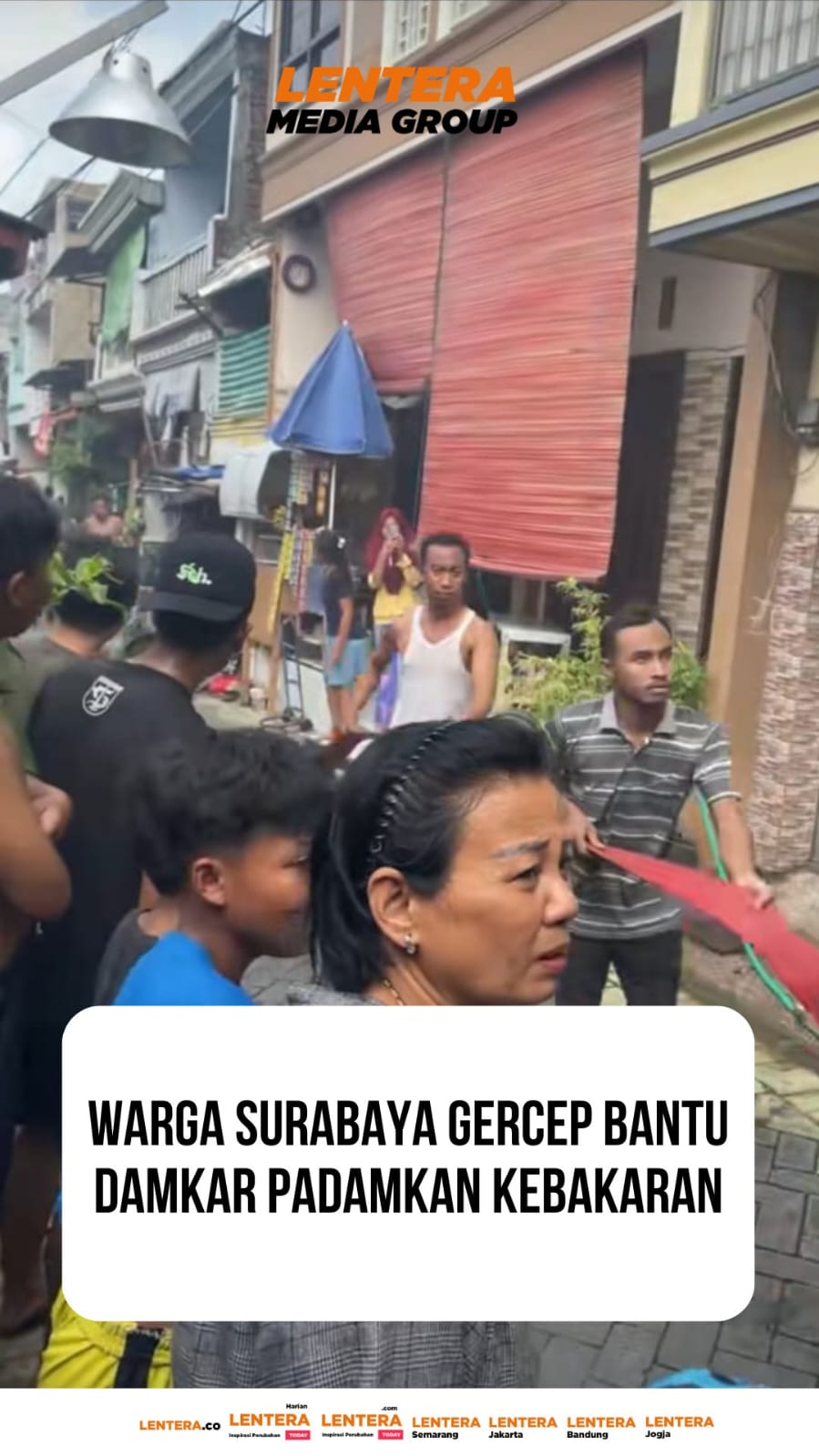 Warga Surabaya Gercep Bantu Damkar Padamkan Kebakaran 